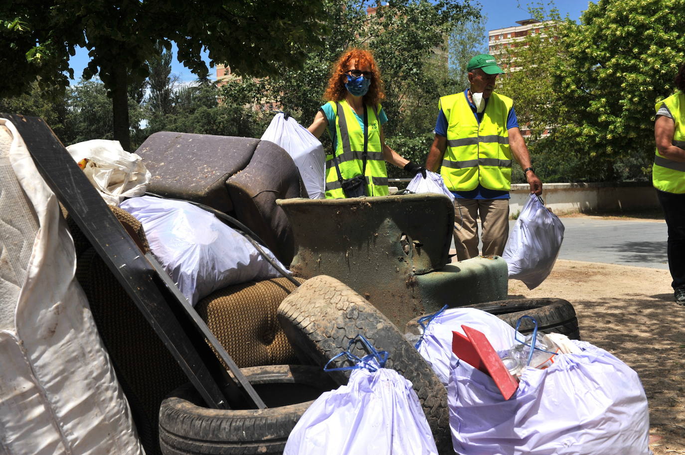 Los voluntarios, con algunos de los enseres retirados del río y de la ribera del Pisuerga. 