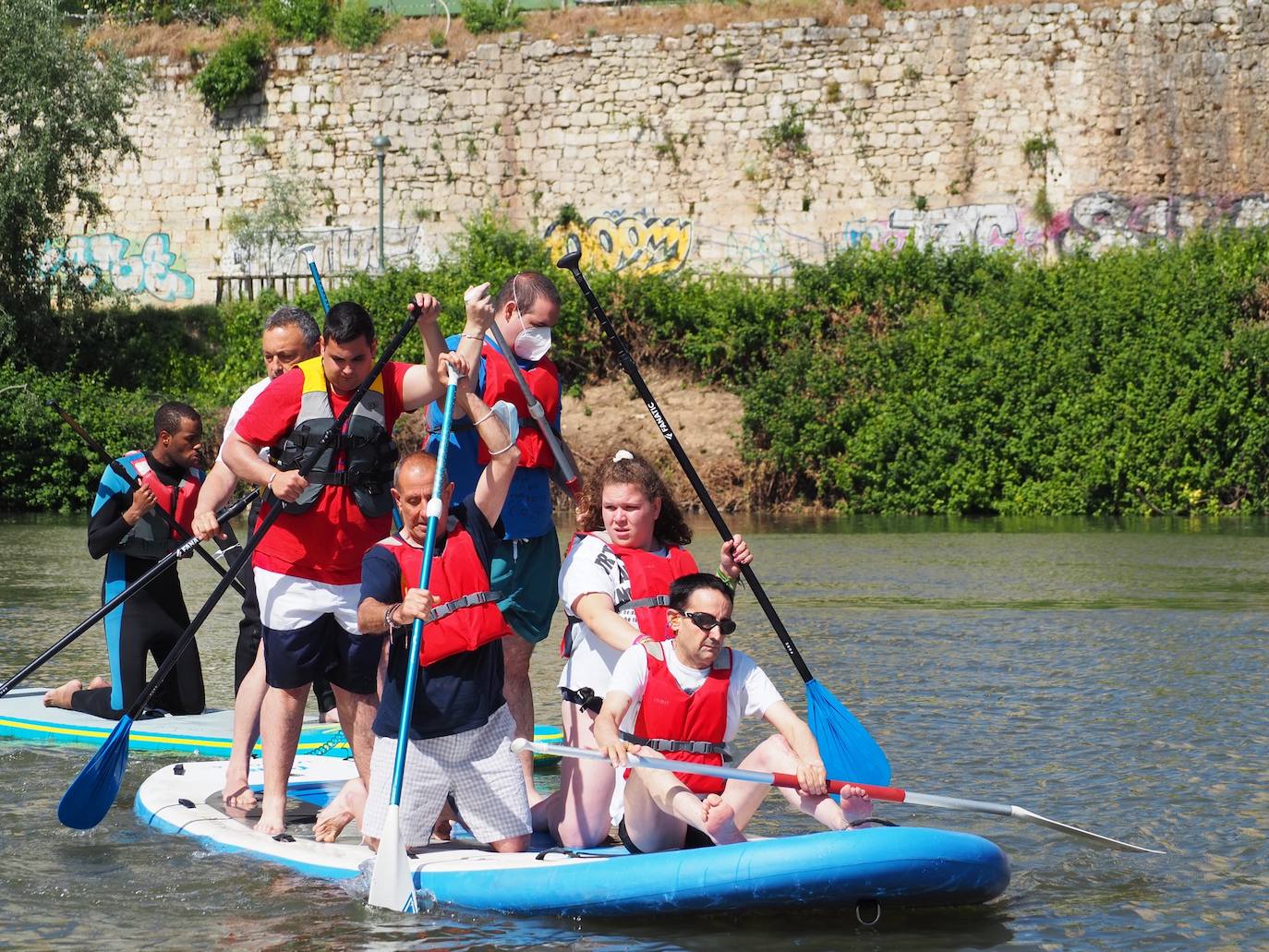 Los voluntarios, con algunos de los enseres retirados del río y de la ribera del Pisuerga. 