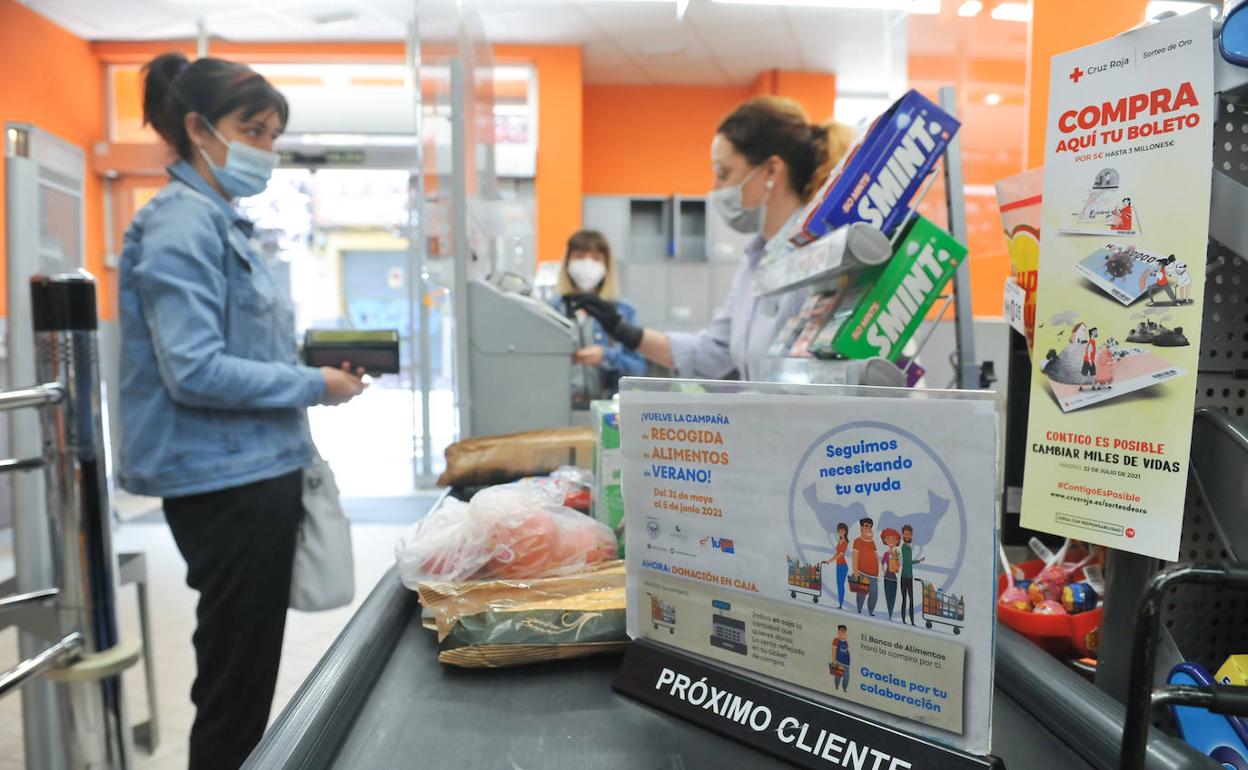Colaboración para el Banco de Alimentos en un supermercado de la calle Pérez Galdós. 