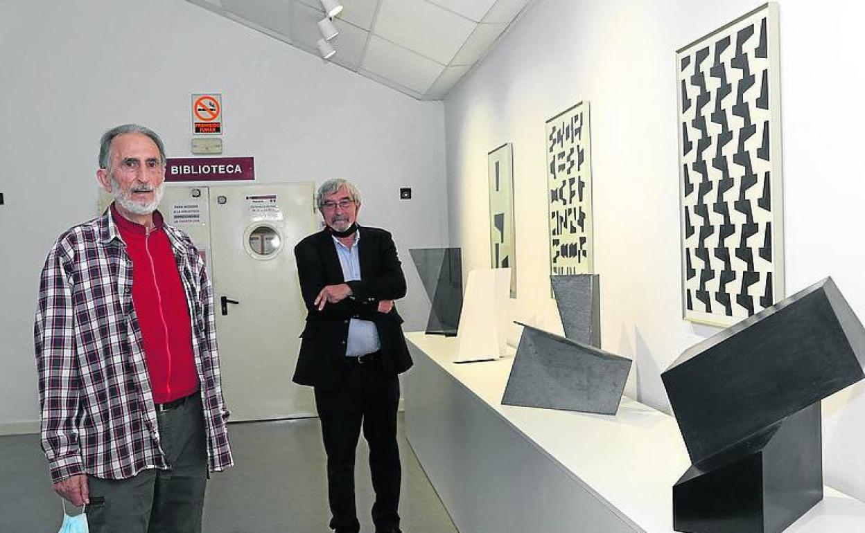 l profesor Delgado Huertos, junto a Nino Barriuso, ante sus obras.