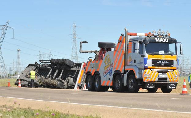 Imagen principal - Camión accidentado en La Mudarra (Valladolid).