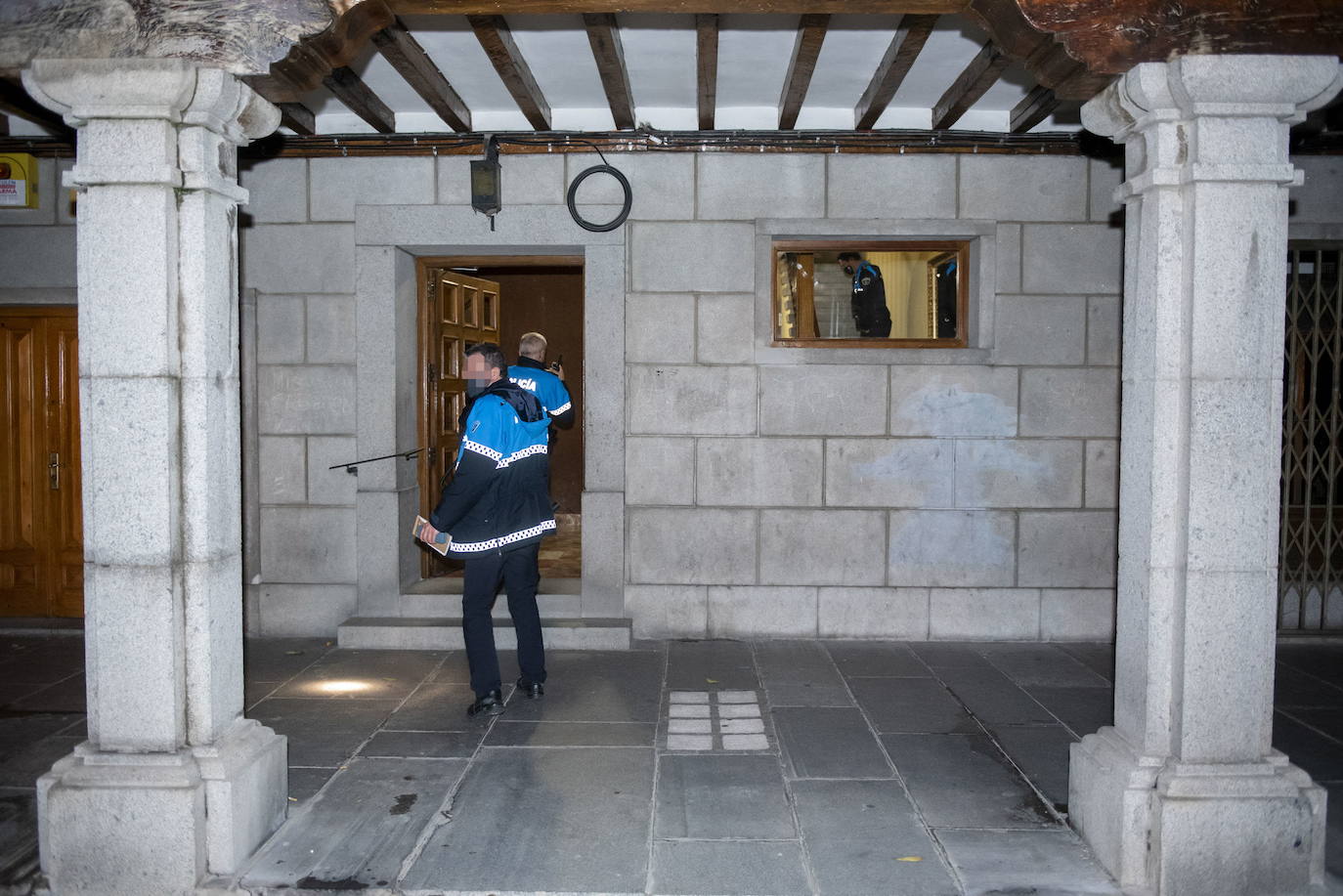 La Policía Local acude a una vivienda de Segovia tras las quejas de ruidos por parte de sus vecinos.