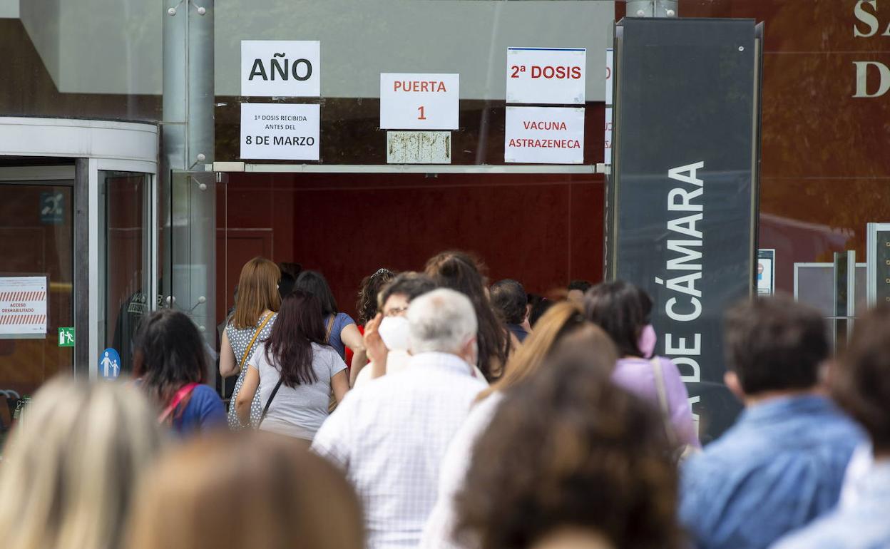 Jornada de vacunacion en el centro Miguel Delibes, en Valladolid. 