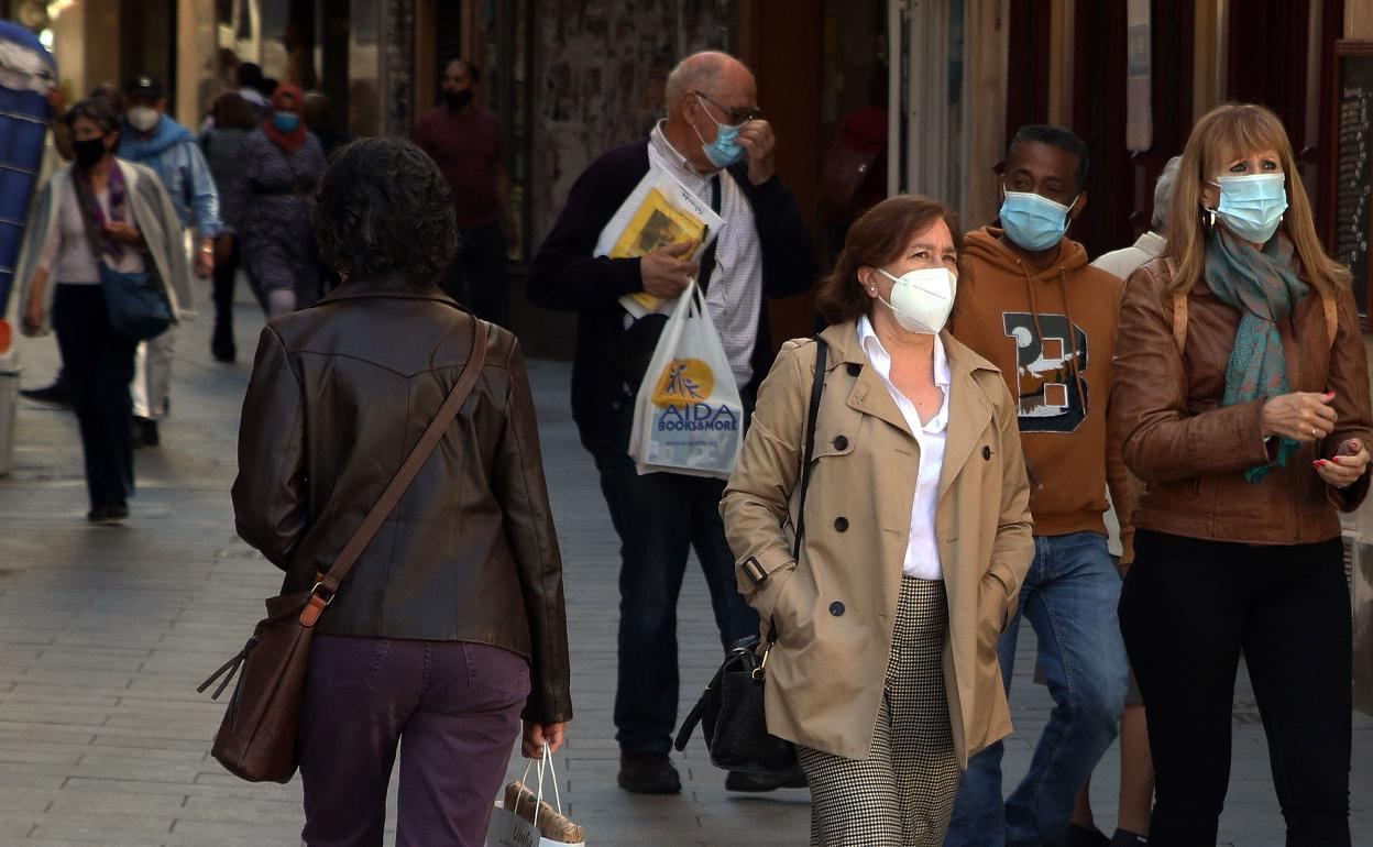 Gente camina por la Calle Real de Segovia.