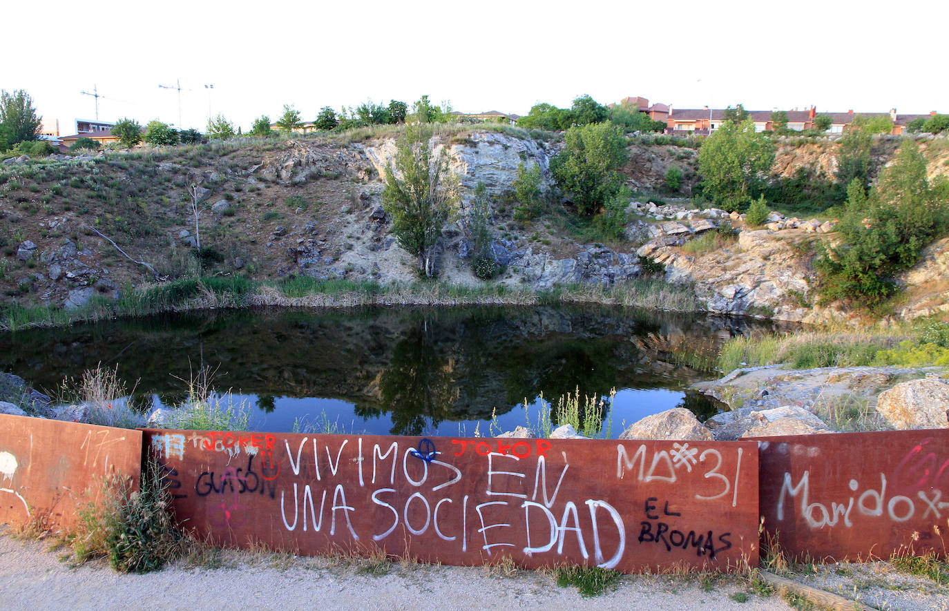 Pintadas en las vallas que limitan la zona del Lago Alonso.