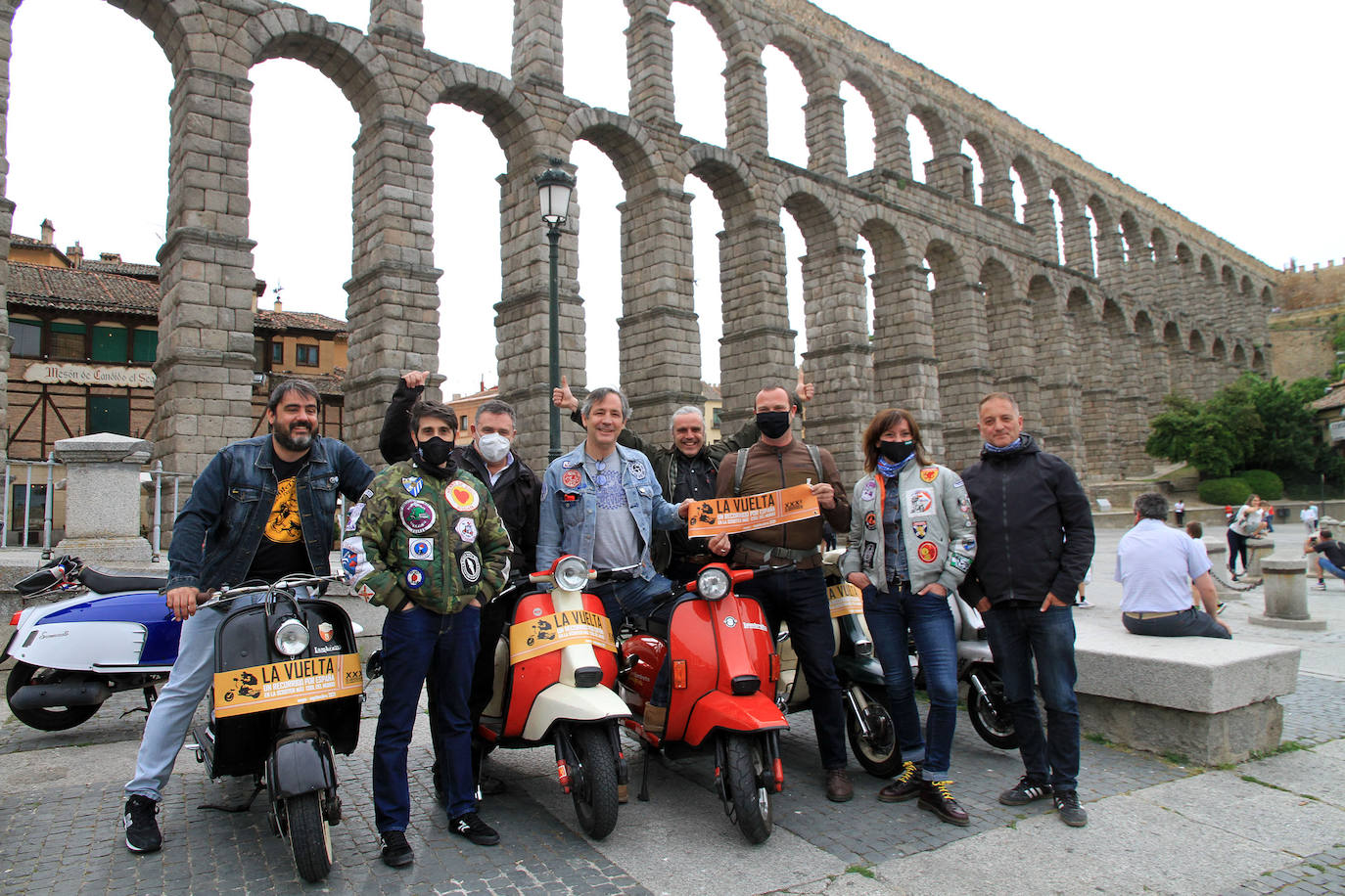 Motoristas segovianos y de Madrid posan con sus Lambrettas antes del relevo 