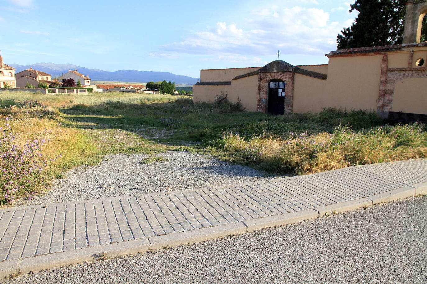 Acceso al cementerio de Zamarramala.