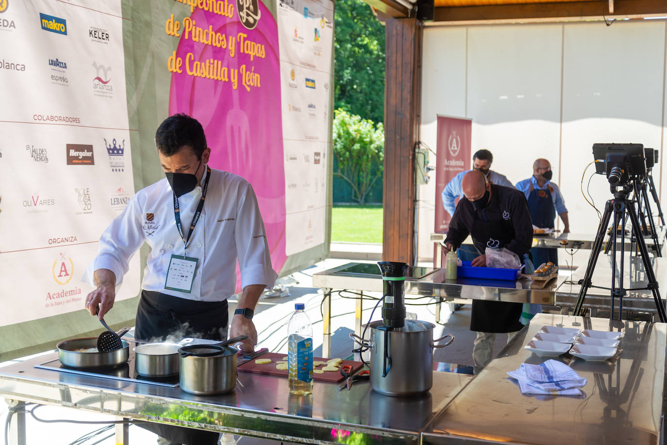 Los cocineros, en plena competición, este lunes en el hotel Rey Sancho de Palencia. 