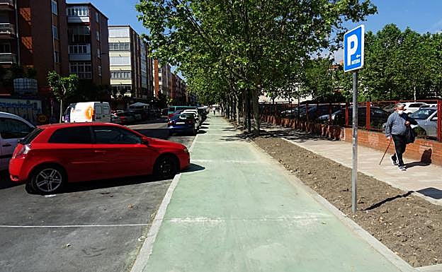 Tramo finalizado del carril bici de la calle Mirabel, a las puertas el IES Ribera de Castilla. 