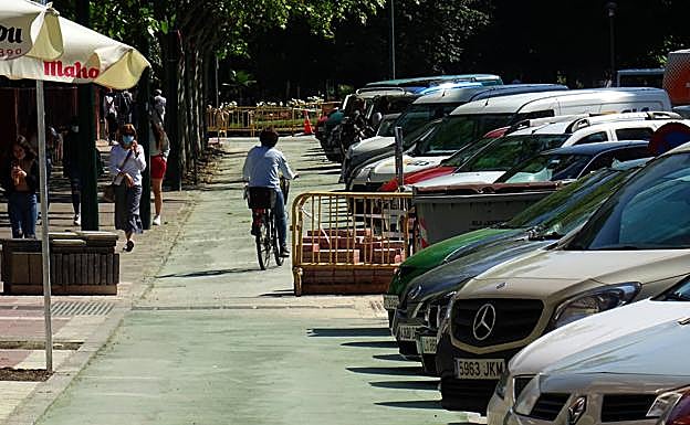 Imagen principal - El tramo habilitado del carril bici de la calle Mirabel y obras en la ampliación de la plaza Alberto Fernández.