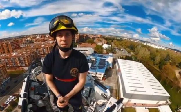 Juan Núñez, desde lo alto de la escala. 