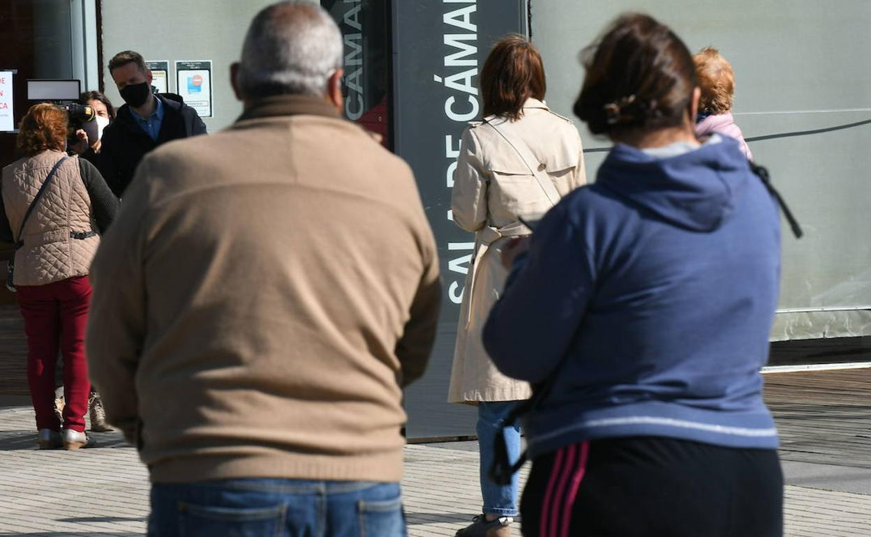 Varias personas hacen cola en las puertas del Centro Cultural Miguel Delibes para recibir la vacuna contra el coronavirus.