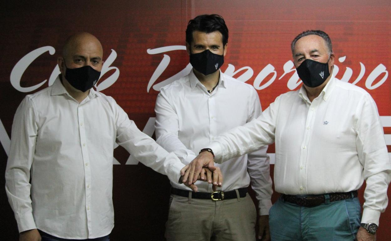 Lolo Escobar, en el centro, en su presentación junto a Chema Aragón y el presidente del Mirandés. 