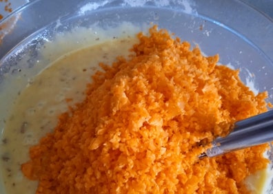 Imagen secundaria 1 - Bizcocho casero de zanahoria con nueces