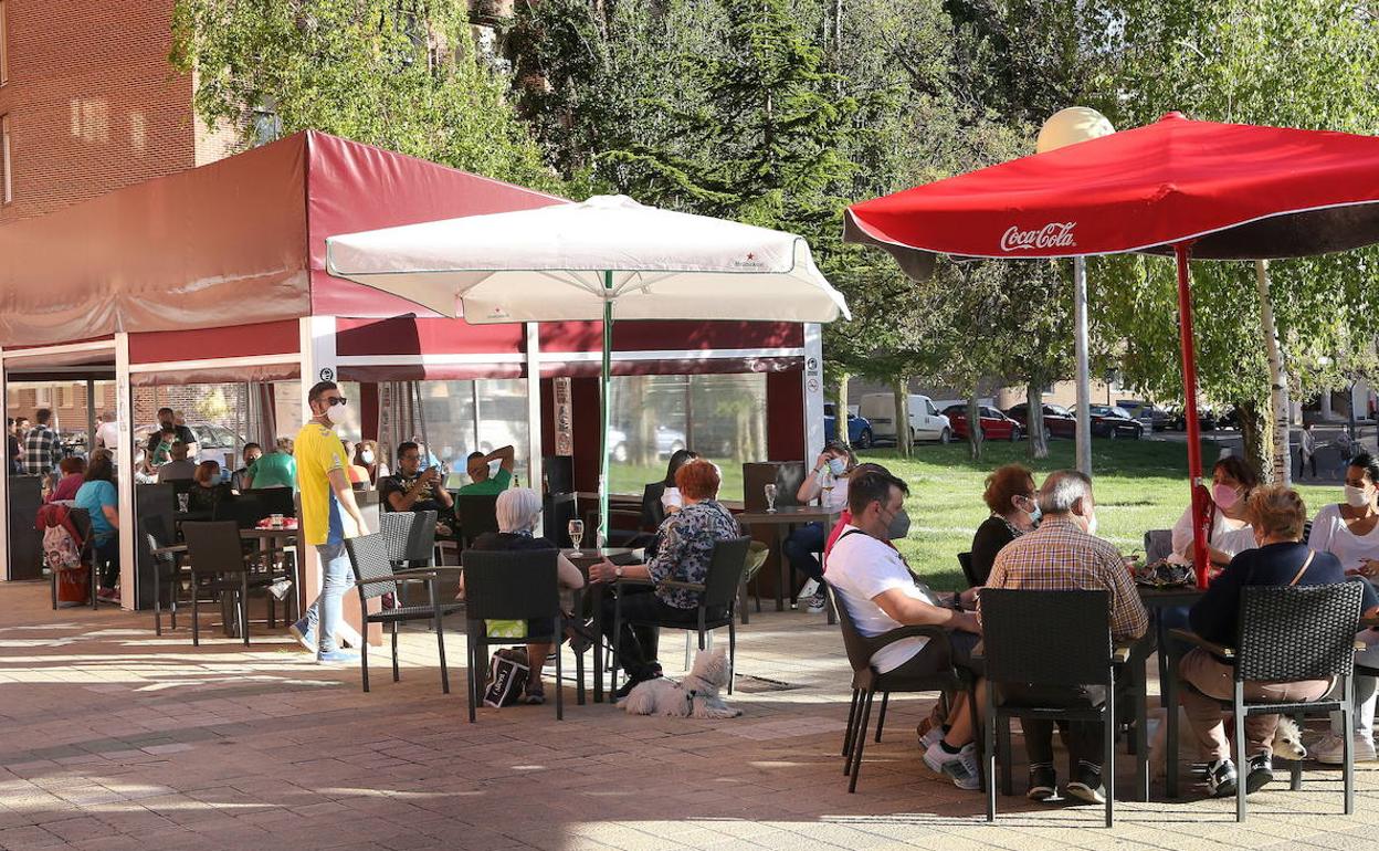 Los palentinos disfrutan en una terraza de una jornada veraniega. 