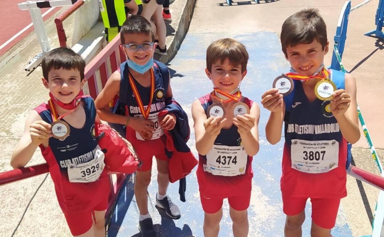 El equipo de relevos con sus medallas: Angel González, Lucas Borrallo, Rubén Benito y Hugo Calderón,