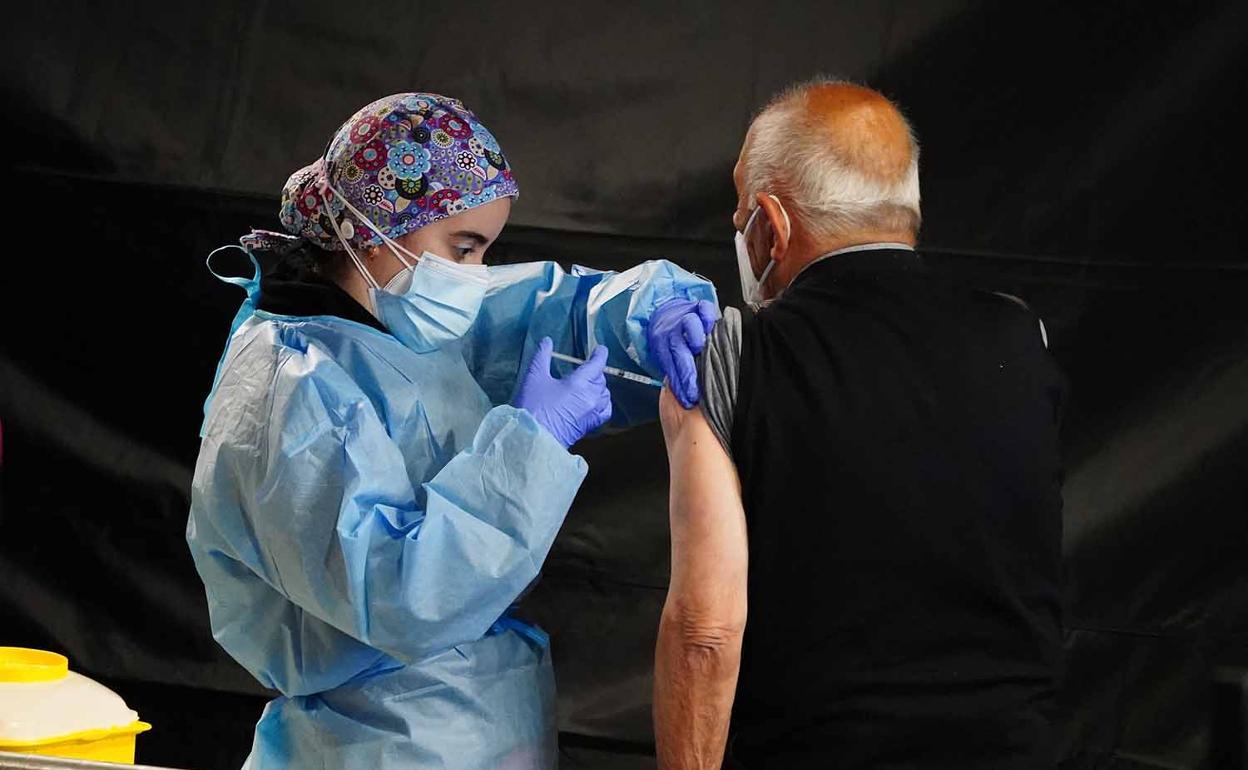 Una persona recibe su primera dosis en el Multiusos 