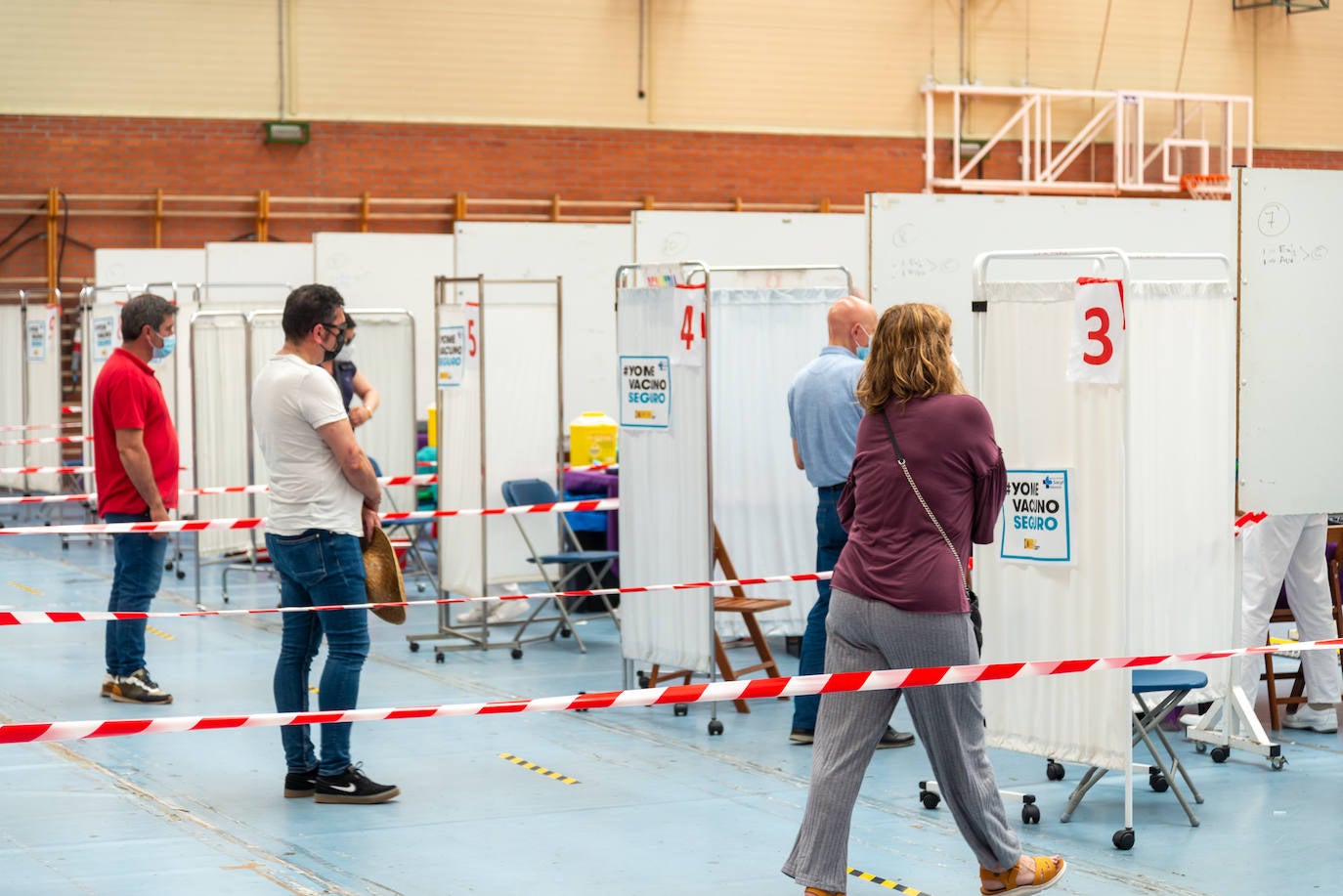 Fotos: Palencia vacuna a los nacidos en 1967 y 1968