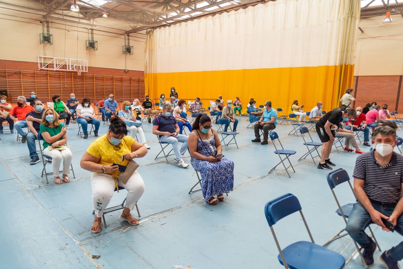 Fotos: Palencia vacuna a los nacidos en 1967 y 1968