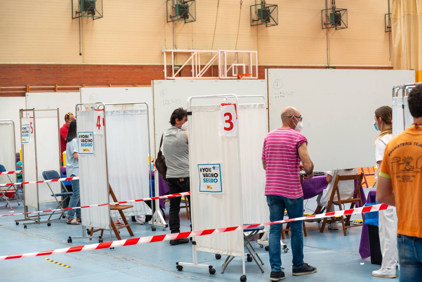 Fotos: Palencia vacuna a los nacidos en 1967 y 1968