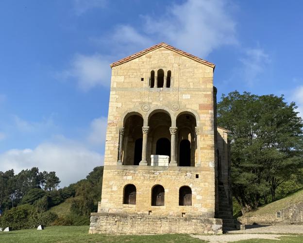 Iglesia de Santa María del Naranco en Oviedo.