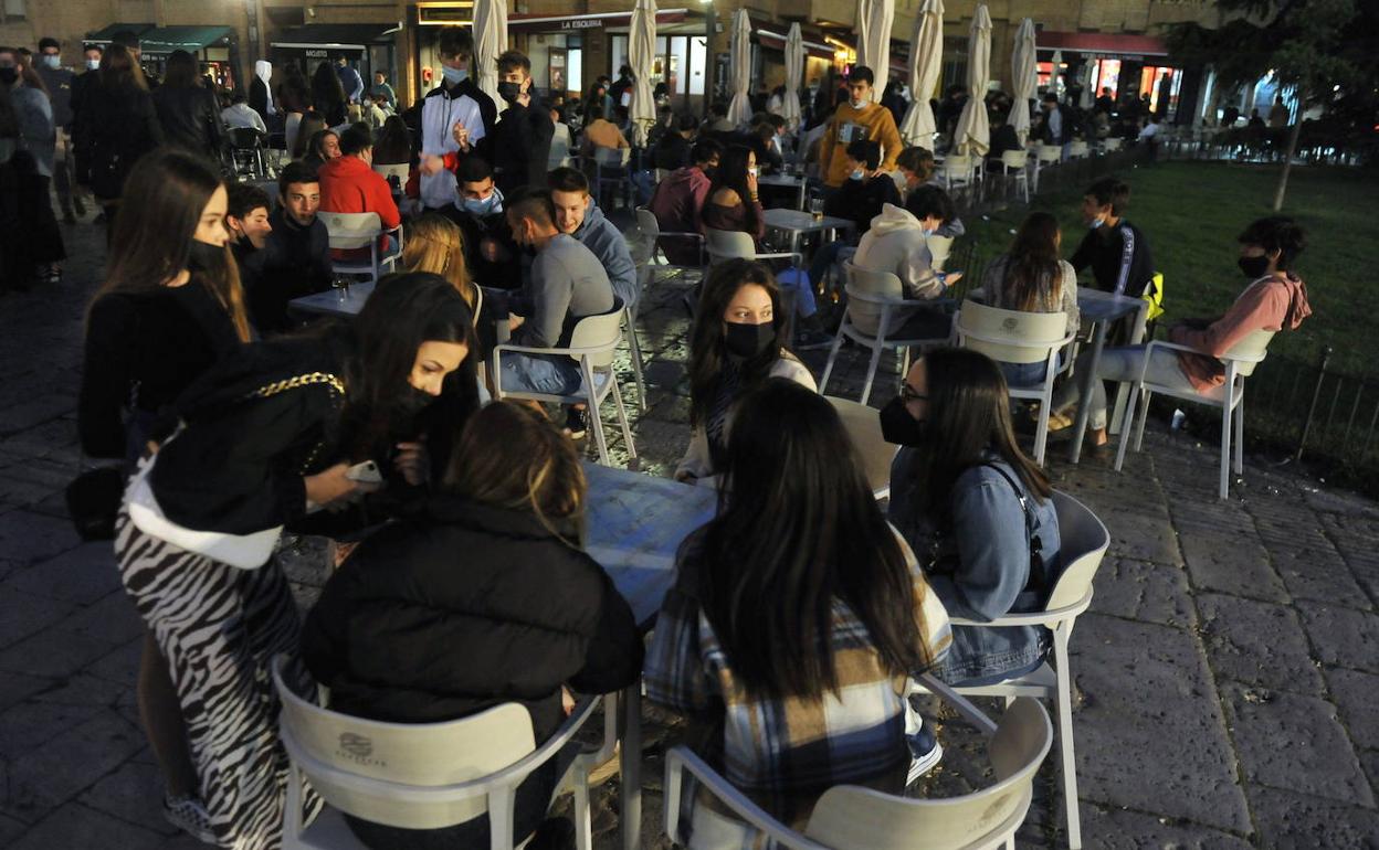 Terrazas un fin de semana por la noche en Valladolid. 