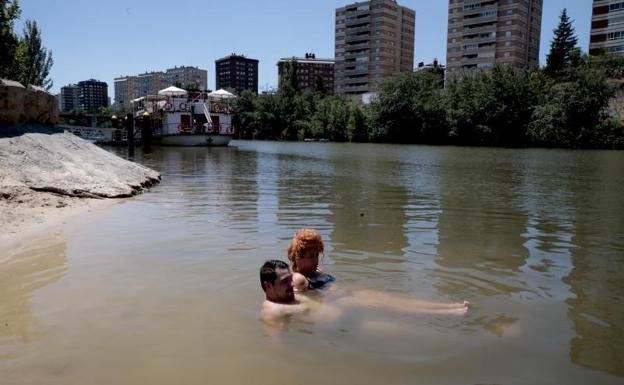 Dos bañistas se refrescan en la playa de Las Moreras, este martes por la tarde.