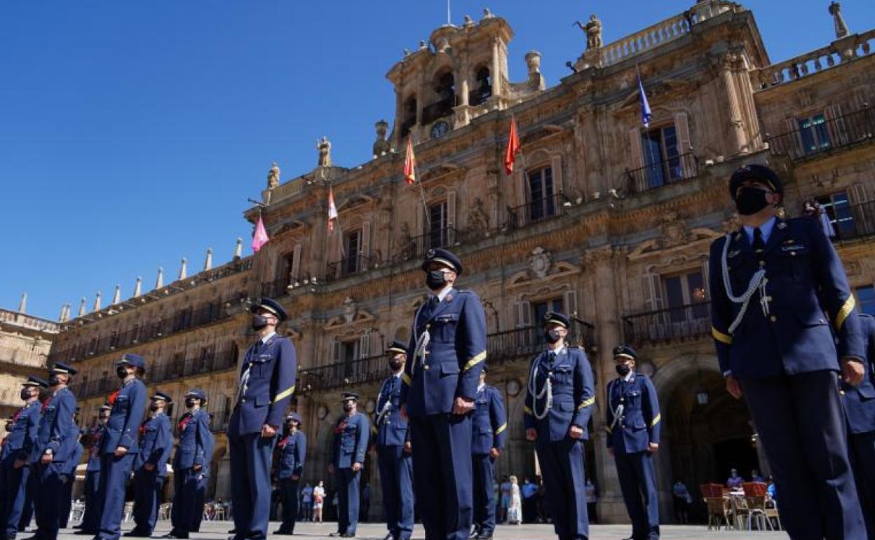 La delegación del Grupo de Escuelas de Matacán forma ante el Ayuntamiento 