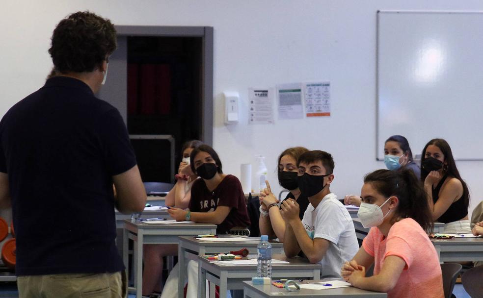 Un profesor da las oportunas instrucciones a los alumnos en un aula del campus María Zambrano de la UVA en Segovia antes del primer examen de la EBAU. 