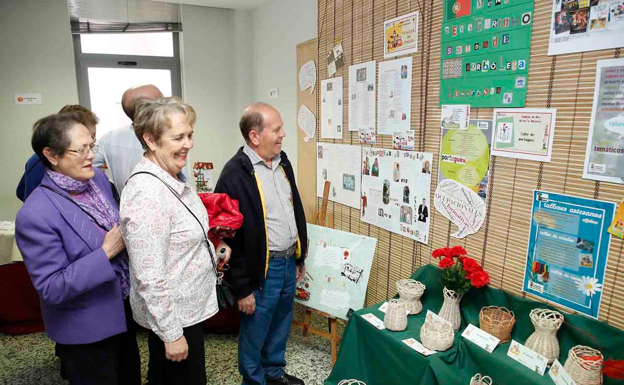 Una exposición de manualidades en el Centro de Mayores Tierra Charra 