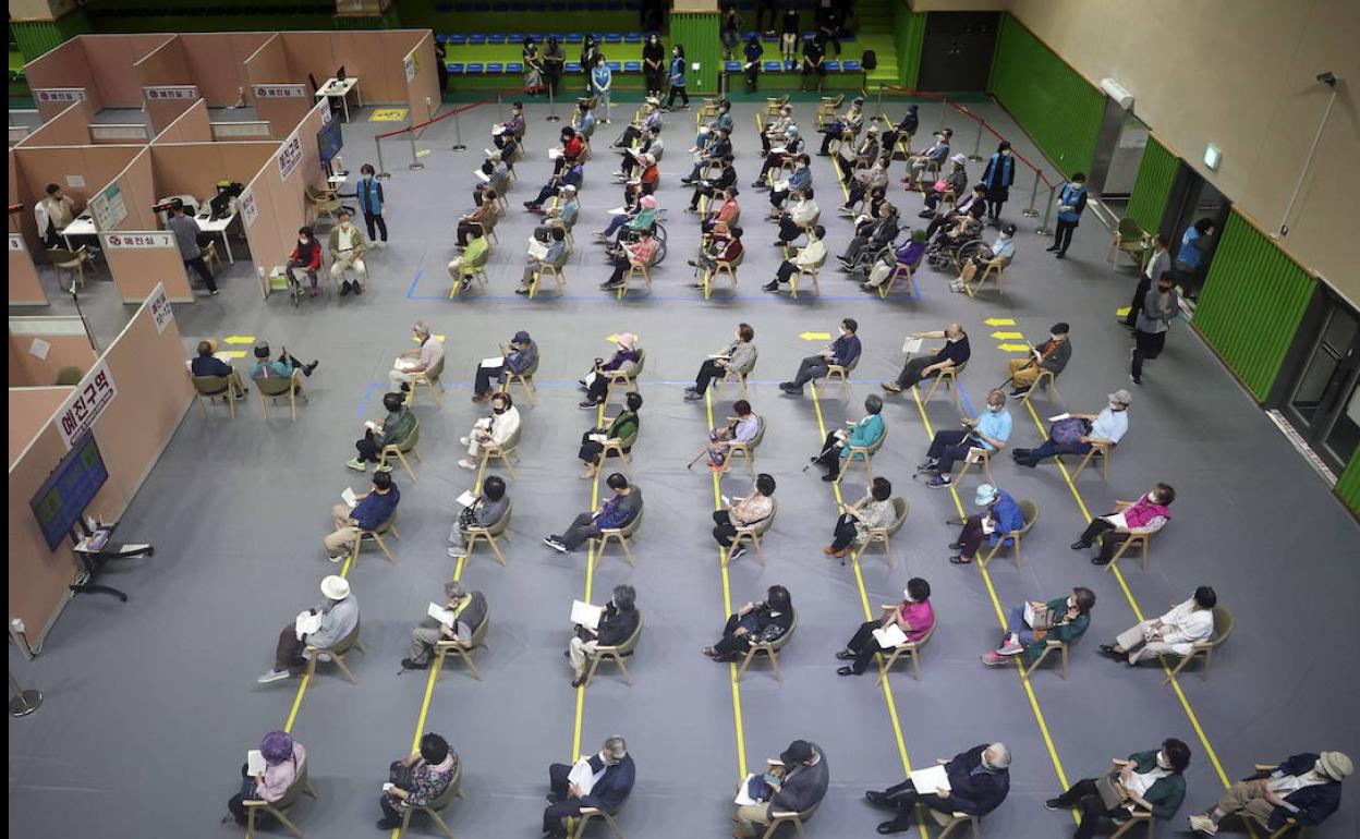 Vacunación en Seíúl (Corea del Sur).