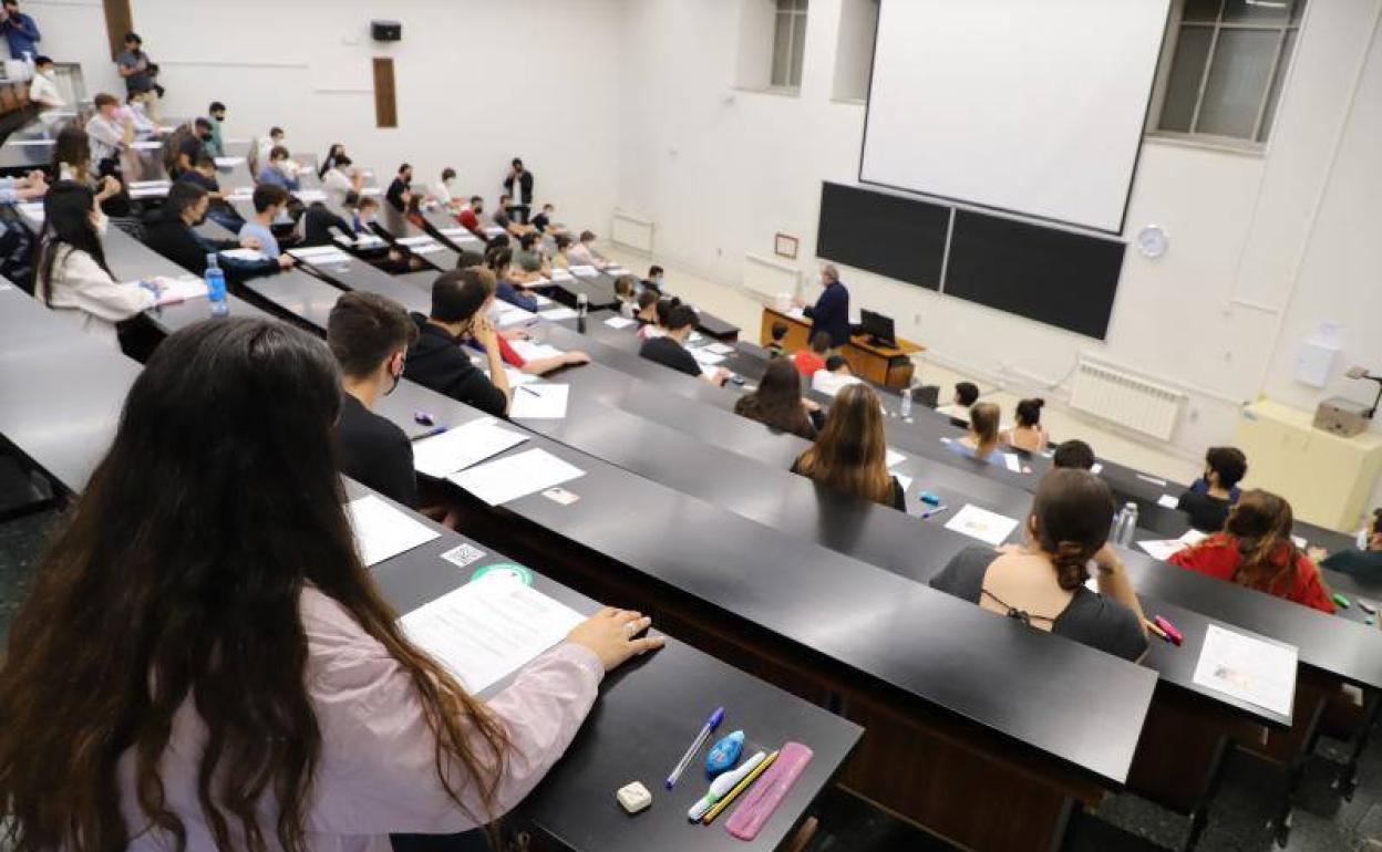 El rector de la Universidad de Salamanca reclama una EBAU única para toda España