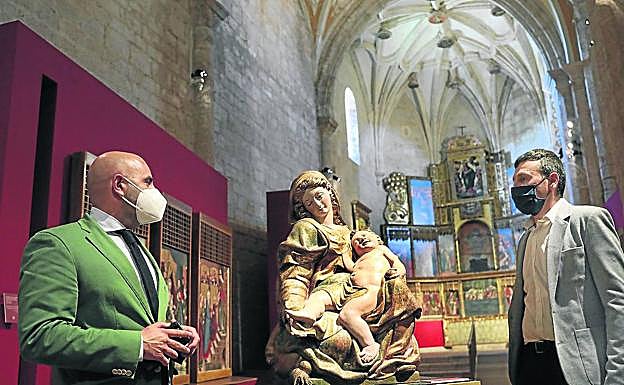 El secretario técnico de la fundación Las Edades, José Enrique Martín, y el director de Campos del Renacimiento, José María Vicente, a la derecha, ayer en el pase previo a la prensa en el museo de arte sacro de Becerril de Campos. 
