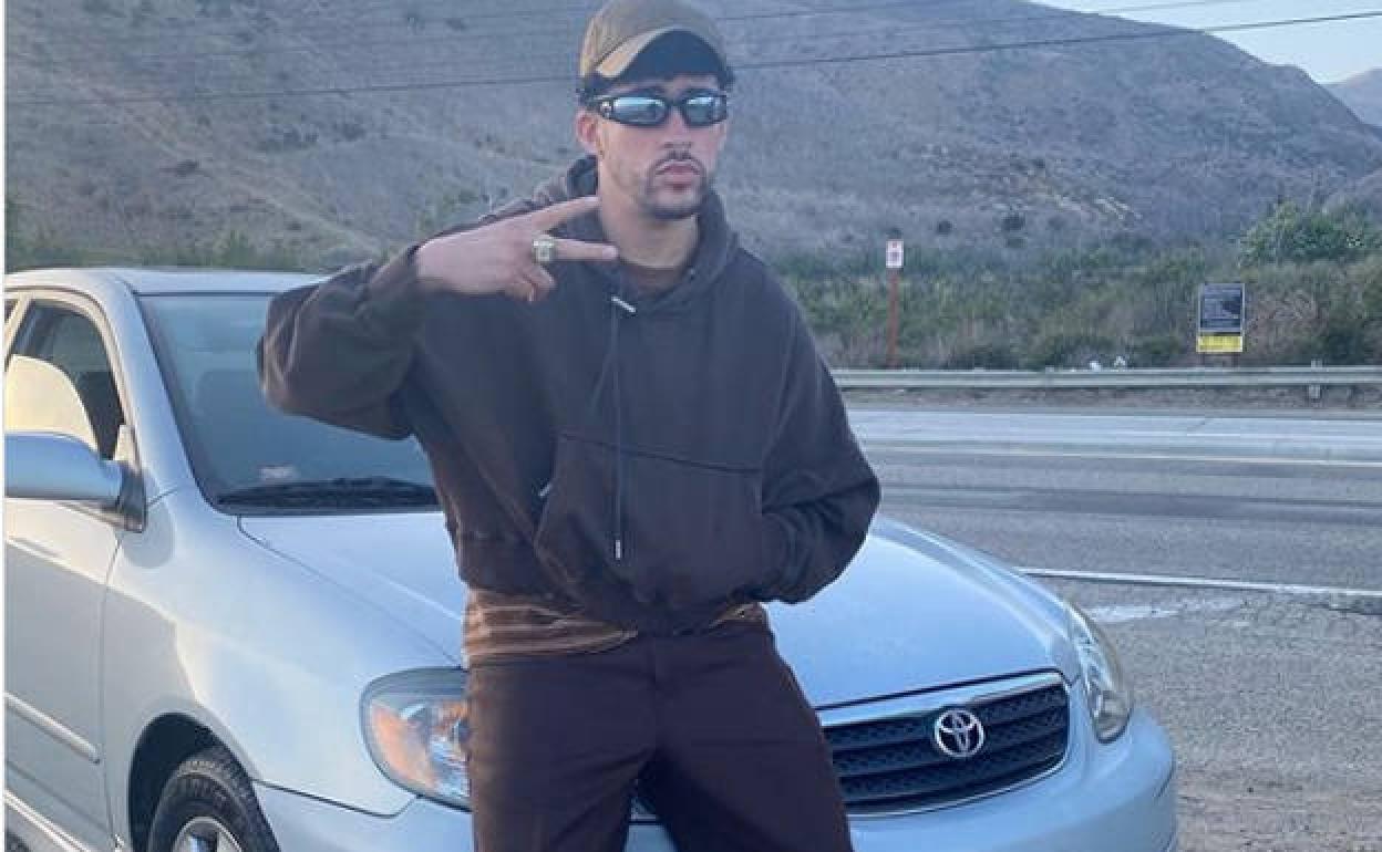 Bad Bunny con su Toyota Corolla. 