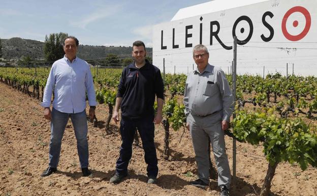 Julio Hierro, director de Multimedios España; Víctor Manuel Fernández, enólogo, y Ricardo Duyos, miembro de la familia propietaria. Foto Agapito Ojosnegros. 