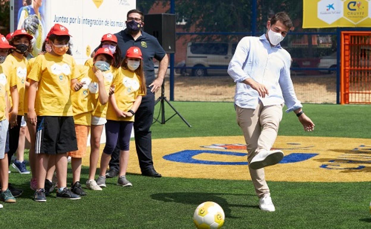 El ex portero de la Selección Española de Fútbol y del Real Madrid, Iker Casillas, durante la inauguración hoy en Ávila del «Cruyff Court Fundación Iker Casillas». 