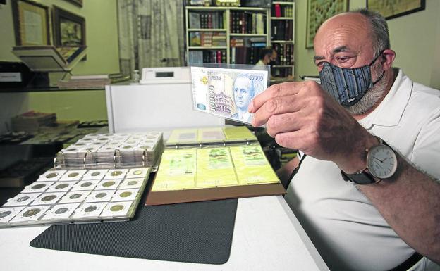 El numismático jubilado Juan Gutiérrez, con una colección de pesetas.