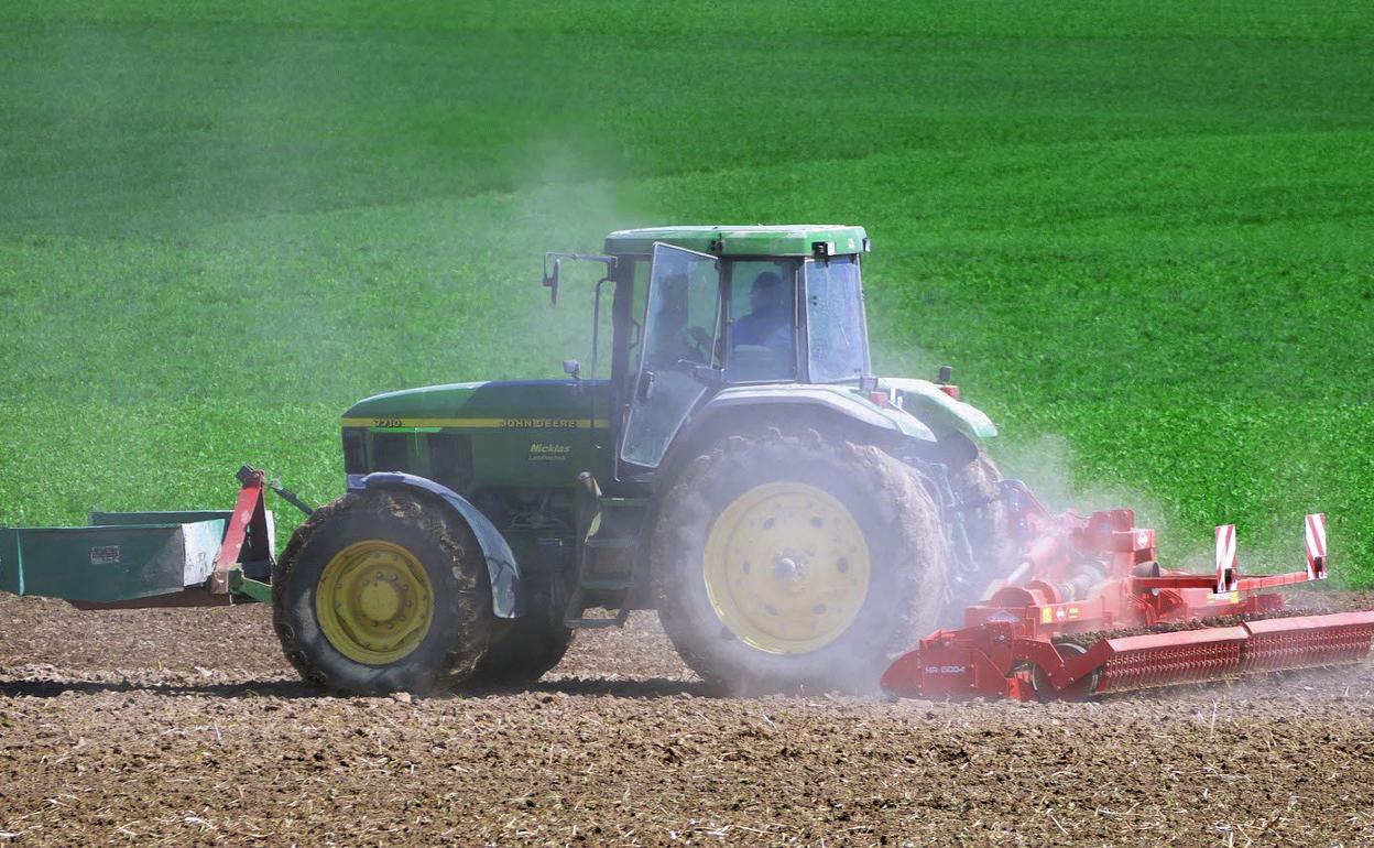 Un tractor trabaja en el campo de la provincia de Salamanca