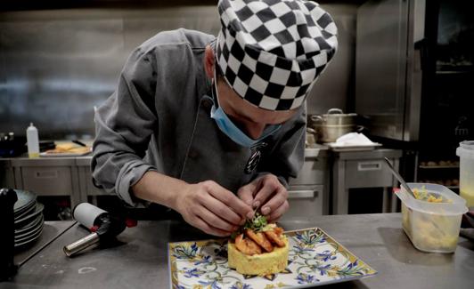 Josito Rodríguez, responsable de cocina de la Barbeería, de Arroyo de la Encomienda, da los últimos toques a su original ensaladilla. 