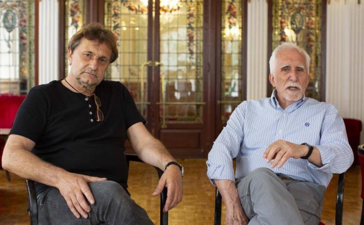 Tomás Val y Luis Mateo Díez, en el Círculo de Recreo de Valladolid. 