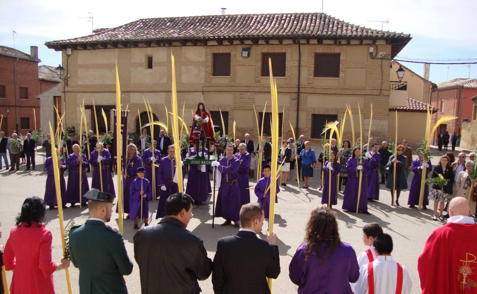Nazarenos y autoridades durante la procesión de La Borriquilla de Paredes de Nava.