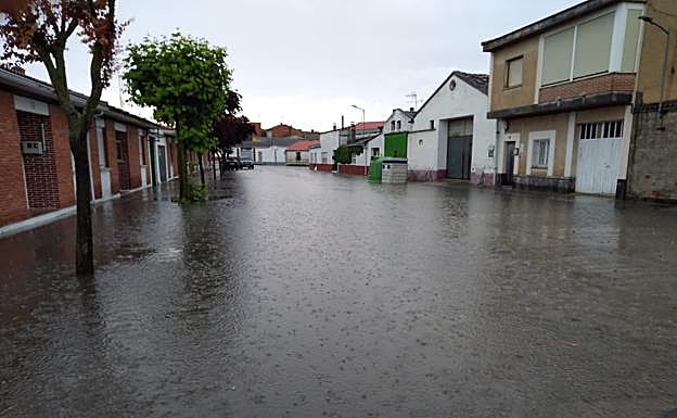 Una de las calles del municipio de Pedrajas de San Esteban tras el temporal.