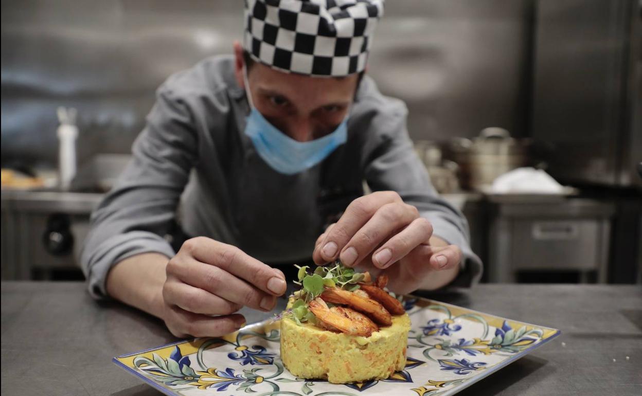 Josito Rodríguez, responsable de cocina de La Barbeería, de Arroyo de la Encomienda, da el toque maestro a su ensaladilla de sabores asiáticos y árabes. 