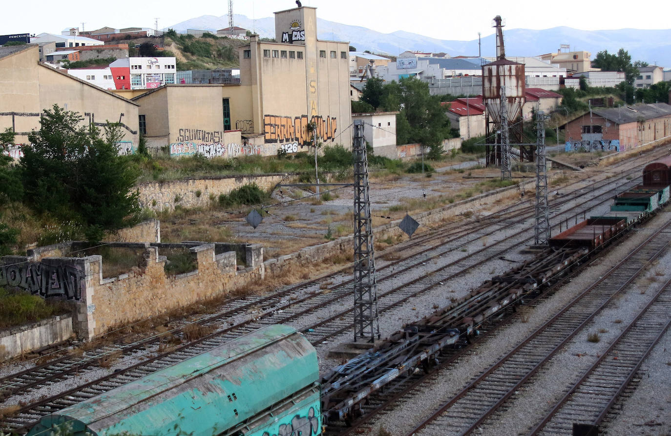 Terrenos y naves al otro lado de las vías de antigua Renfe, en el sector de suelo urbano no consolidado que incluye el aprovechamiento urbanístico de Adif.