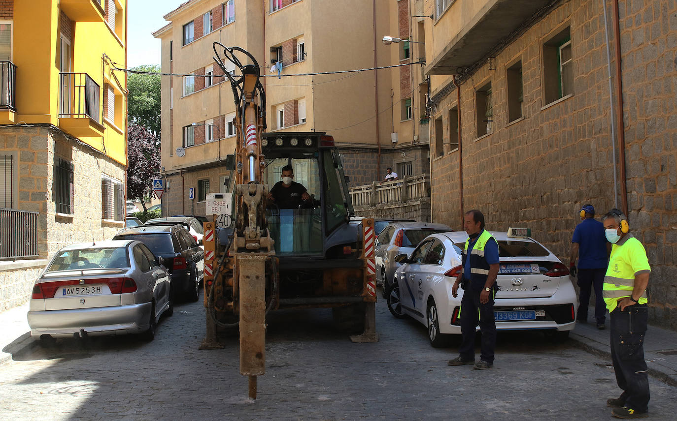 Vecinos de Segovia sin agua por una avería en la calle Dehesa y General Santiago.