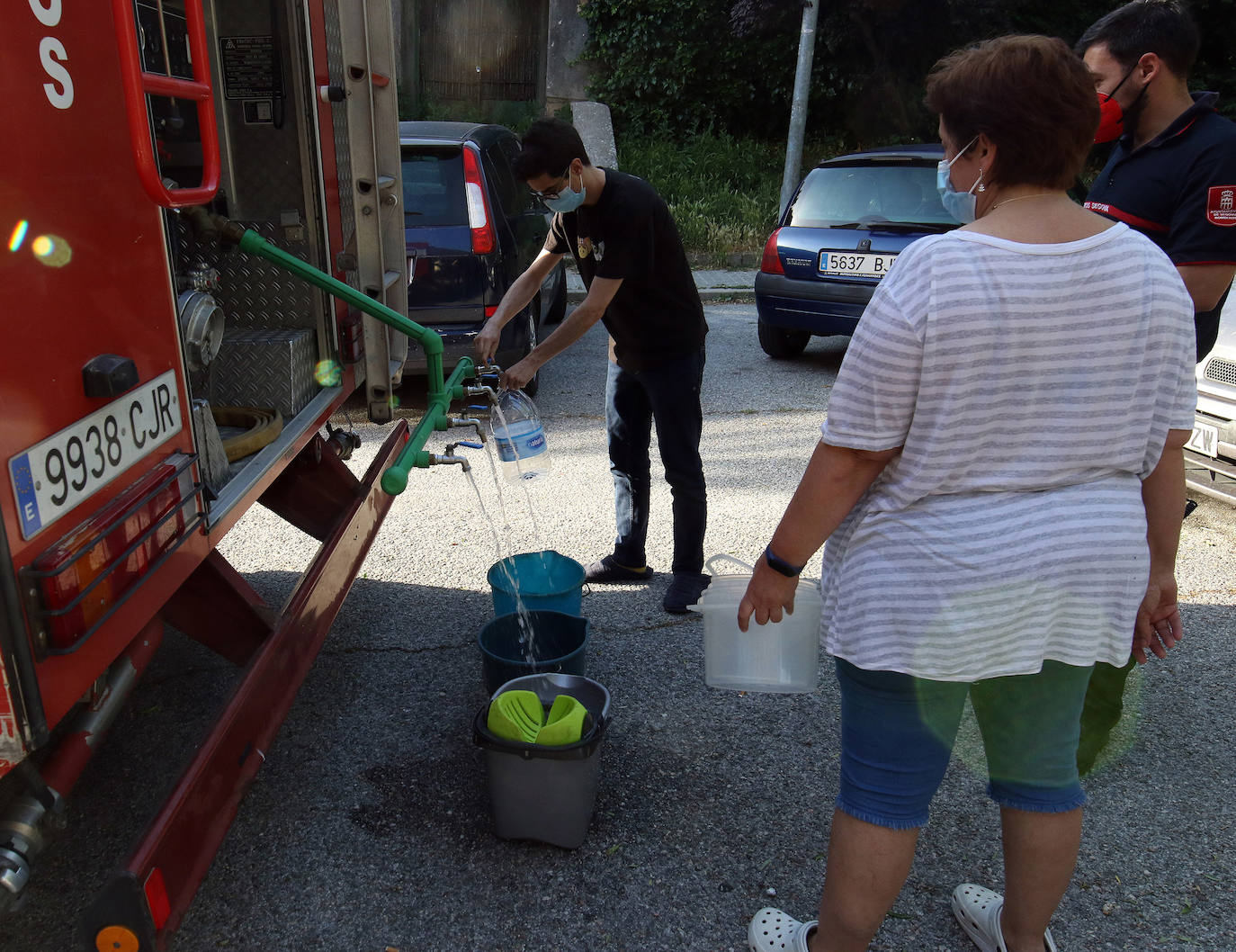 Vecinos de Segovia sin agua por una avería en la calle Dehesa y General Santiago.