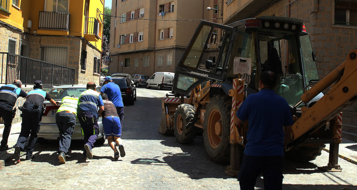 Vecinos de Segovia sin agua por una avería en la calle Dehesa y General Santiago.