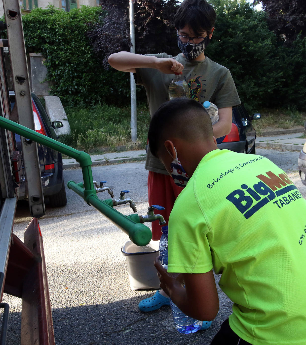 Vecinos de Segovia sin agua por una avería en la calle Dehesa y General Santiago.