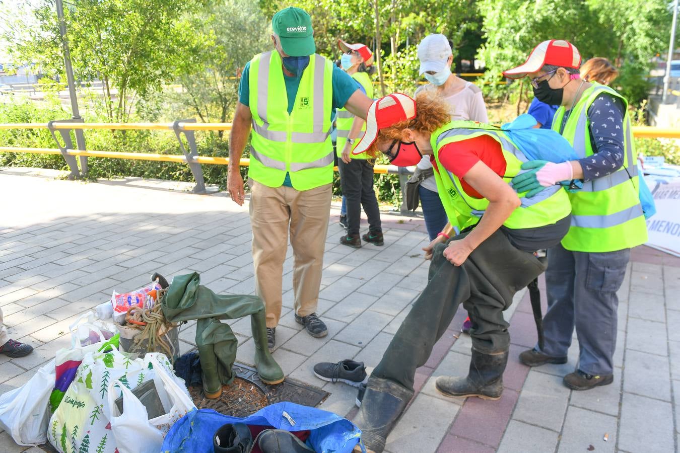 Fotos: Labores de limpieza del Esgueva en Valladolid