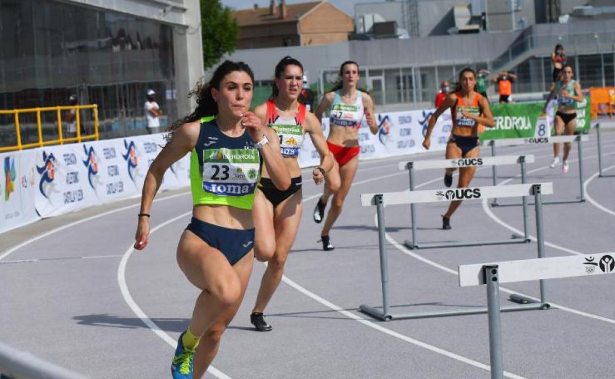 Algunas de las participantes en la prueba de 400 vallas, este sábado en Río Esgueva